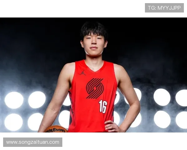 杨瀚森开拓者首日：拥抱阿夫迪亚，笑谈汉堡，16 号球衣开启新章